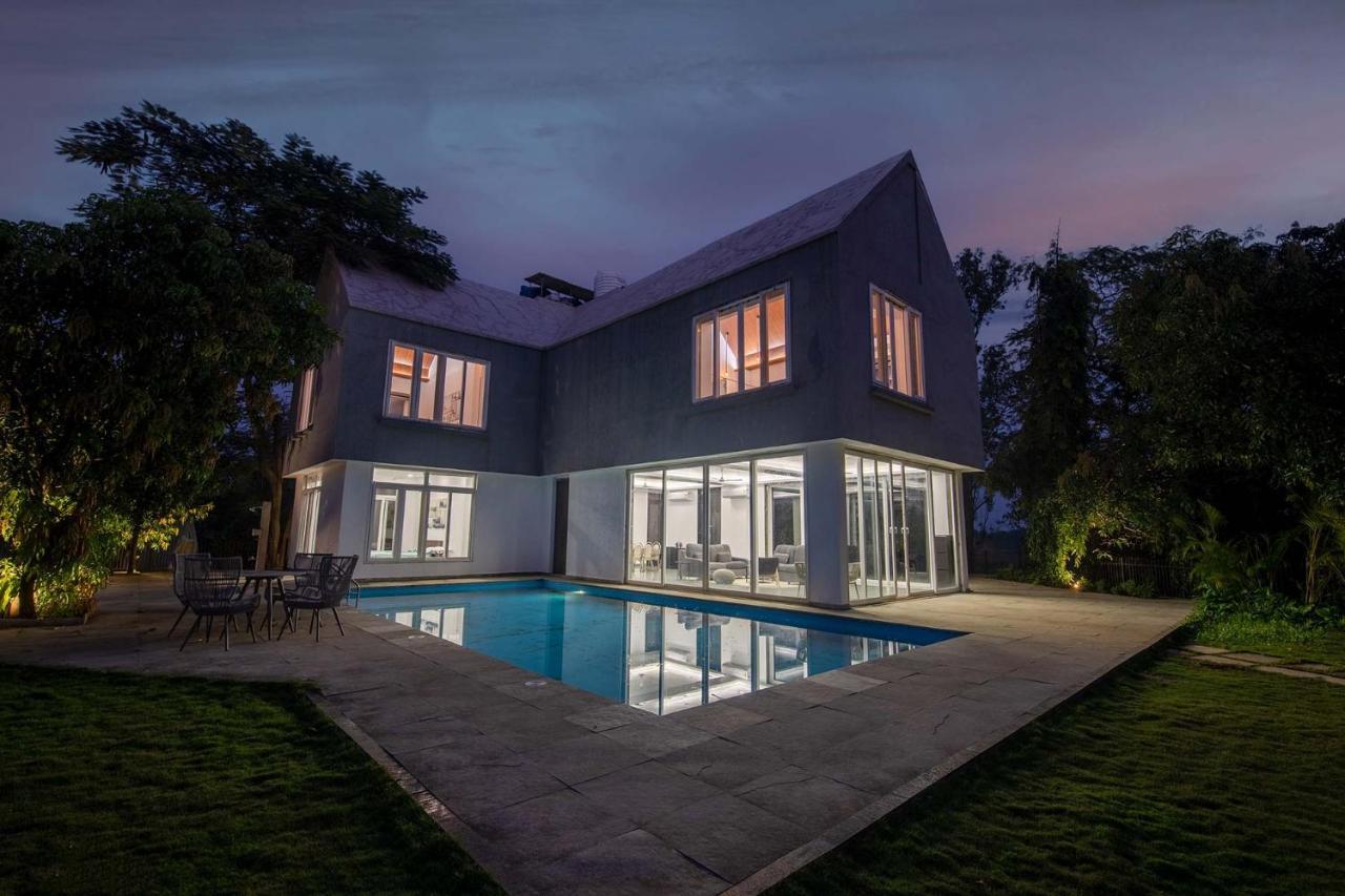 Twilight Grove By Stayvista - Pool- View Villa With Manicured Lawn, Contemporary Interiors & Home Theatre Karjat Exterior foto